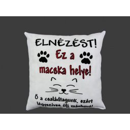 Díszpárna Ez a macska helye 28cm - Tréfás Díszpárna