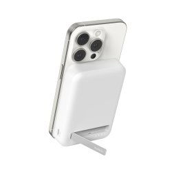 Belkin BOOST CHARGE™ Qi2 mágneses vezeték nélküli PowerBank állvánnyal, 10000mAh, 15W, fehér