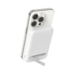 Belkin BOOST CHARGE™ Qi2 mágneses vezeték nélküli PowerBank állvánnyal, 8000mAh, 15W, fehér