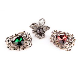 Bross csiszolt kövekkel