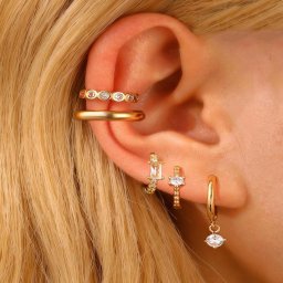 Elegáns arany fülbevaló szett kristály díszítéssel