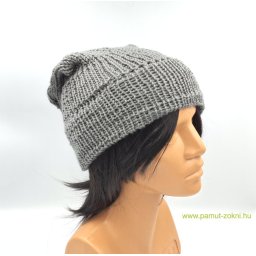 Szürke kötött sapka széles passzéval