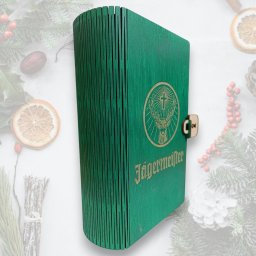 Lézervágott Jägermeister Tartó Ajándékdoboz, Könyv Formában (16x8x26 cm), BTK0156