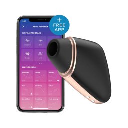 Satisfyer Love Triangle - App-vezérelt léghullámos csiklóizgató (fekete)