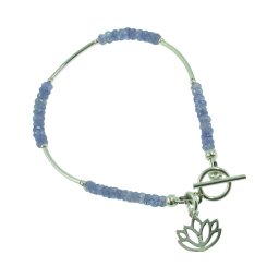 Fazettált tanzanit karkötő lótusz virág charm-al