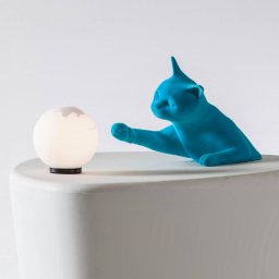 Karman table lamp Maoo, ceramic light blue, glass cat figurine