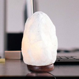 Globo Stone salt crystal table lamp, white