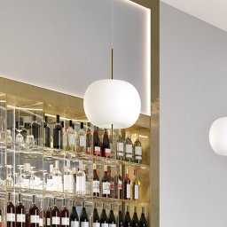 kdln Kushi hanging light, brass-coloured/white, Ø 16 cm, glass