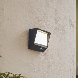 Lucande LED solar wall lamp Dava, 14 cm high, aluminium, sensor