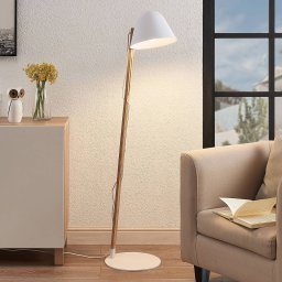 Lindby Tetja floor lamp with a wooden rod
