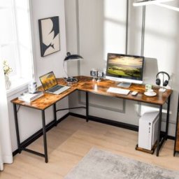 Costway Scrivania ad angolo a L con presa di corrente, Scrivania per computer da 168cm con supporto CPU e telaio in metallo Marrone