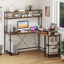 Costway Tavolo da gioco a L con striscia LED e prese di corrente, Scrivania angolare con mensola supporto per monitor/CPU Marrone