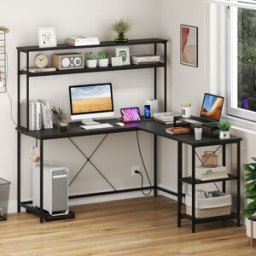 Costway Tavolo da gioco a L con striscia LED e prese di corrente, Scrivania angolare con mensola supporto per monitor/CPU Nero
