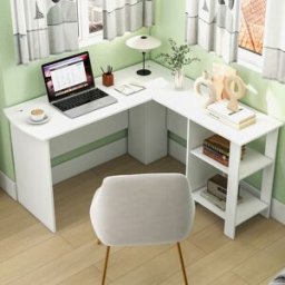 Costway Scrivania per computer a forma di L, Scrivania ad angolo con 2 fori per cavi e 2 ripiani supporto per CPU Bianco