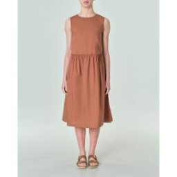 Hlo! Abito midi smanicato in popeline color cuio dalla linea svasata con arricciatura in vita