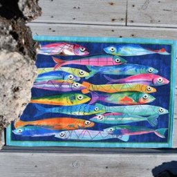 Tessitura Toscana Telerie Tappeto azzurro 52x80cm in materiale riciclato a stampa pesci multicolore con riquadro turchese