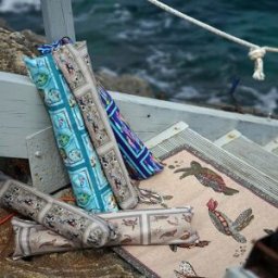 Tessitura Toscana Telerie Tappeto beige 52x120cm in materiale riciclato a stampa tartarughe marine e riquadro effetto sabbia