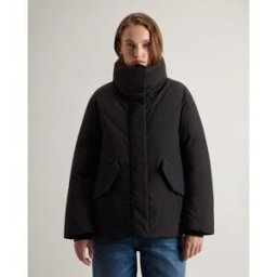 Woolrich Piumino nero con collo alto avvolgente in Urban Touch imbottito in piuma naturale
