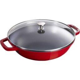 Staub Wok in ghisa per induzione colore rosso con maniglie e coperchio in vetro, diam. 30cm