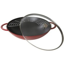 Staub Wok in ghisa per induzione colore rosso con maniglie e coperchio in vetro , diam. 37cm