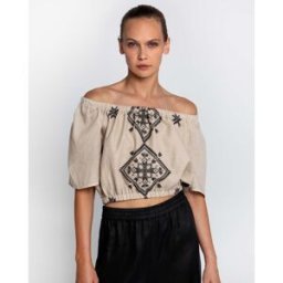 Greek Archaic Kori Top off shoulder beige in ramiè con ricami neri ed elastico inserito lungo i profili
