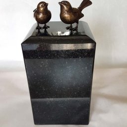 Granieten Assokkel met 2 Bronzen Mussen (2.3 liter)
