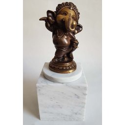 Baby Ganesh Urn - Beeldje op Witmarmer Assokkel (0.3 liter)
