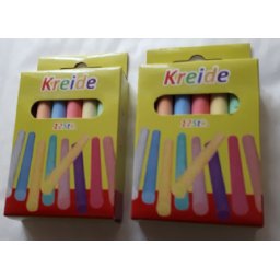 Partij van 100 doosjes Schoolkrijt in Kleur ofwel 1200 krijtjes