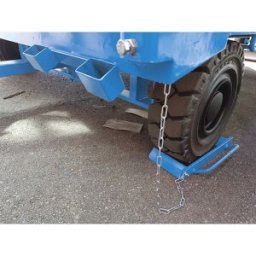 eurokraft pro Calço , de ação dupla, azul claro RAL 5012, Calço, de ação dupla, azul claro RAL 5012. Elevada segurança. Fácil de aplicar. Com corrente e suporte. Protege contra rolamento involuntário em ambas as direções.