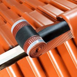 Bandă ventilare coamă Geo Vent 30 cm – etanșare și aerisire pentru țiglă ceramică și beton