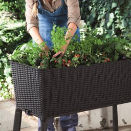 Ghiveci mare exterior, material plastic, Keter Easy Grow, pentru gradina, cu picioare, culoare graphite, rezistent UV, capacitate 120 L, dimensiuni 114x49.3x75.7 cm
