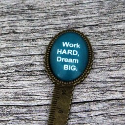 Semn de carte, bronz, cu mesaj personalizat - "Work hard, dream big