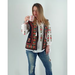 Vesta brodata cu model traditional Lucretia