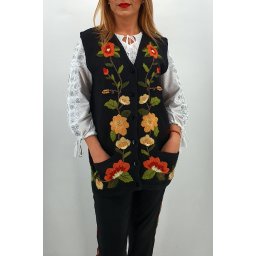 Vesta brodata manual din tricot