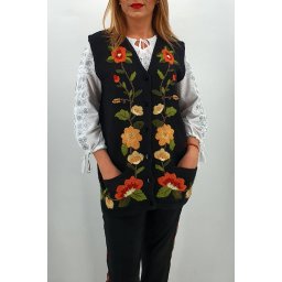 Vesta brodata manual din tricot
