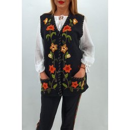 Vesta brodata manual din tricot 2