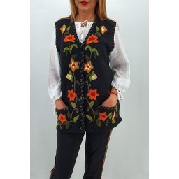 Vesta brodata manual din tricot 2