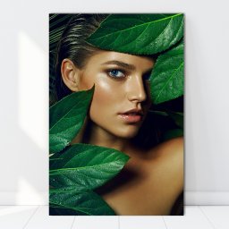 Tablou Canvas Femeie Bronzata Printre Frunze Exotice BGM40 (Dimensiune LxH: 50x75cm)