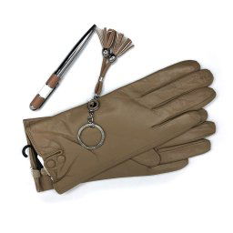 Winter Luxury Lady pix, port key Cacharel si manusi piele naturala bej