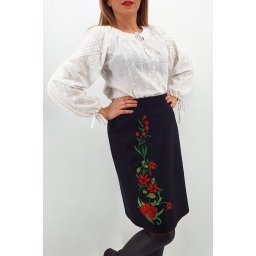 Fusta brodata cu motive traditionale