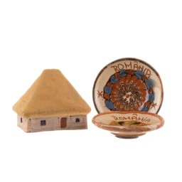 SET SUVENIR CASUTA TARANEASCA DIN CERAMICA SI 2 MAGNETI HOREZU UNESCO ROMANIA (cod 12368)
