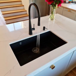 Chiuveta bucatarie granit CookingAid Cube ON7610 Neagra Black Metal quartz cu cleme montaj sub blat + accesorii montaj