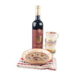 Pachet cadou de Craciun cu doua cani si farfurie ceramica Horezu, stergar traditional si vin Cabernet Sauvignon Averesti (cod 1216)