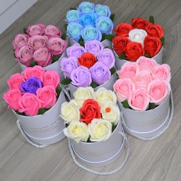 Aranjament floral Glamour Flower cutie rotunda cu 7 trandafiri sapun (Culoare produse: roz)