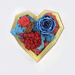 Aranjament Floral Special 7 cu flori criogenate pe pat de muschi cret si licheni naturali stabilizati (Culoare produse: Albastru)