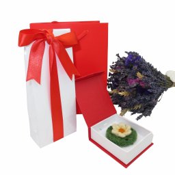 Set cadou buchet de lavanda, brosa din lana realizata prin tehnica impaslirii, ciocolata cu fundita rosie si punga de cadou rosie - ILIF121