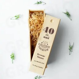 Cutie personalizata din lemn pentru sticla de vin cu mesajul 40 de ani, Calitate Premium