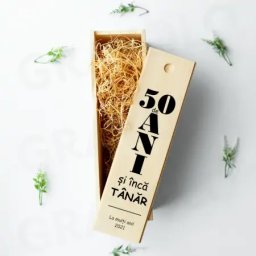 Cutie personalizata din lemn pentru sticla de vin cu mesajul 50 de ani si inca tanar - cutie aniversara