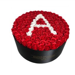Aranjament floral personalizat cu litera cutie rotunda neagra cu 101 trandafiri de sapun (LITERA: Litera H)