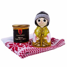 Pachet cadou cu papusa ceramica, miere si stergar traditional